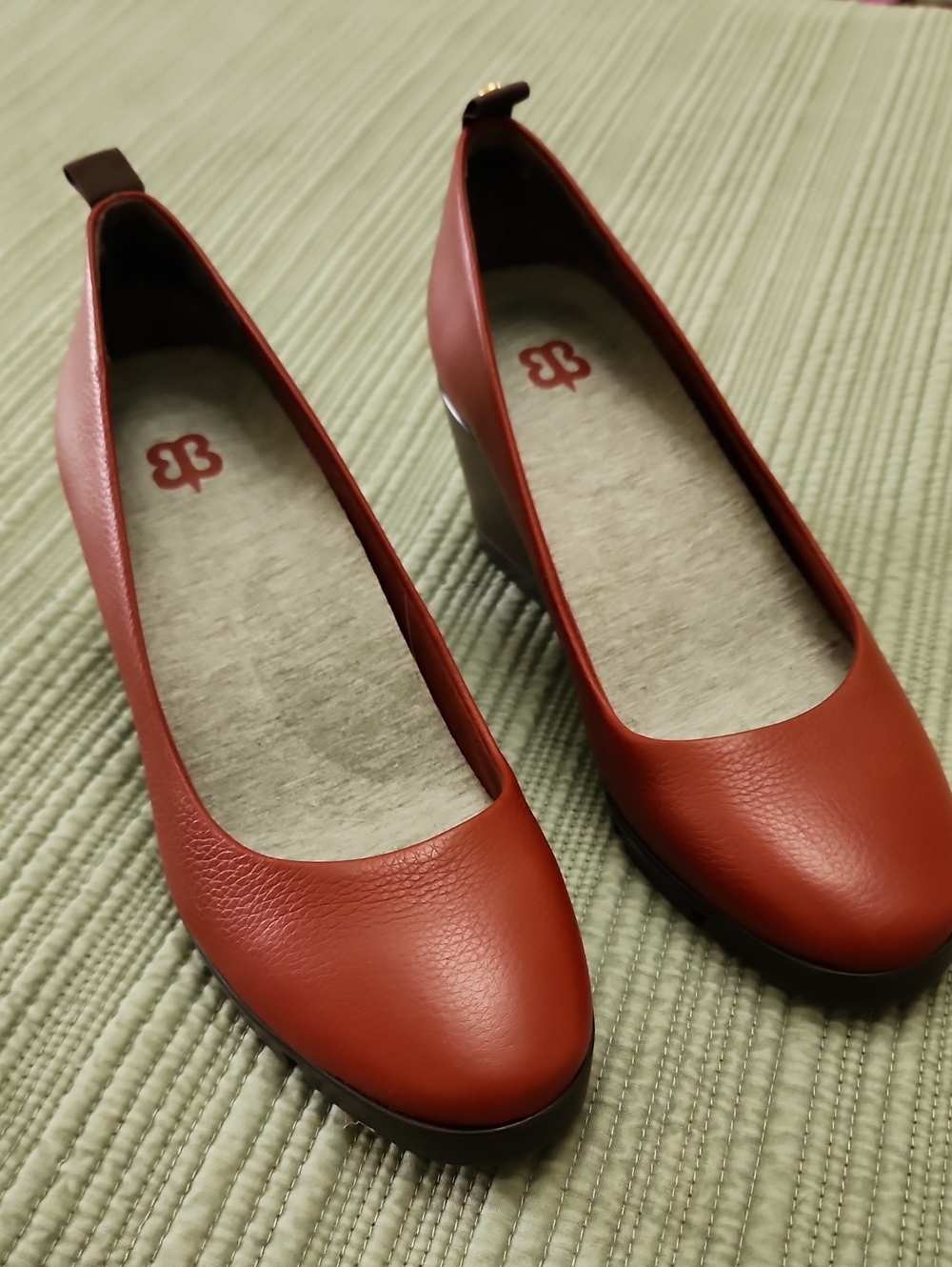 NWOT Betabrand Maroon Leather Wedge Heels, Size 7